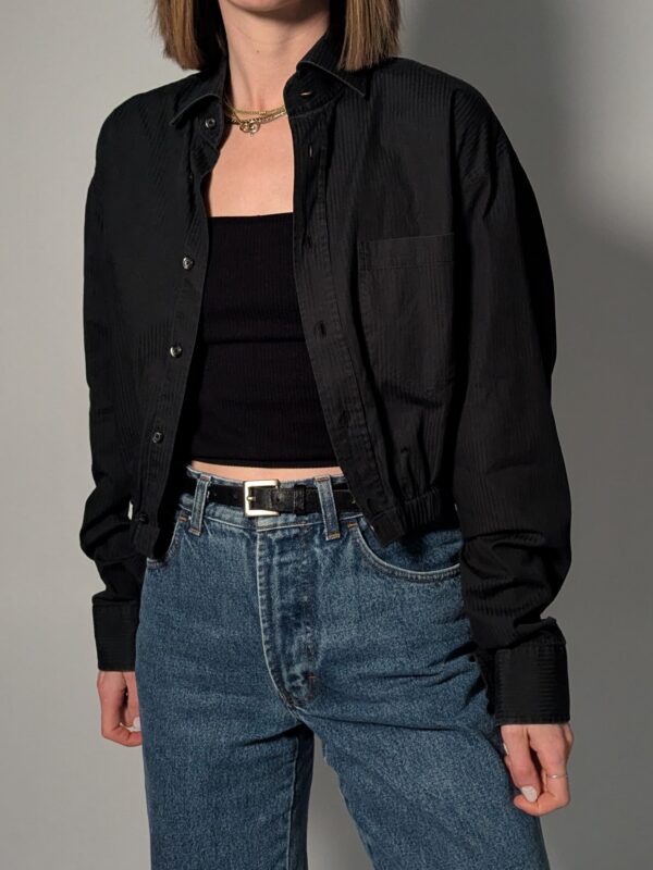 Upcycled zwarte vintage blouse met subtiele structuur en elastische zoom – (RE)MADE BY LOT