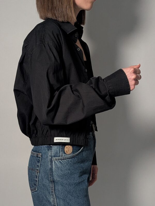 Upcycled zwarte vintage blouse met subtiele structuur en elastische zoom – (RE)MADE BY LOT