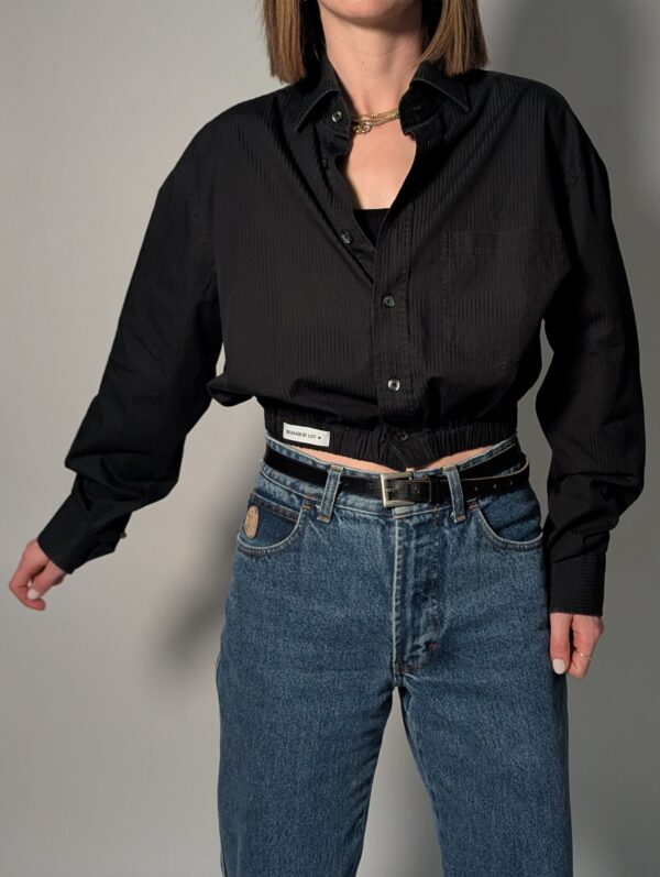 Upcycled zwarte vintage blouse met subtiele structuur en elastische zoom – (RE)MADE BY LOT