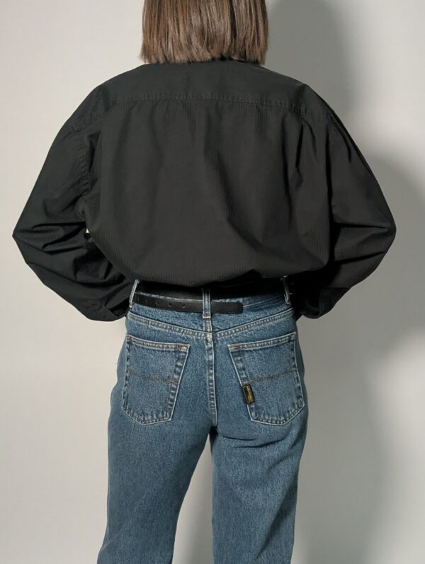 Upcycled zwarte vintage blouse met subtiele structuur en elastische zoom – (RE)MADE BY LOT
