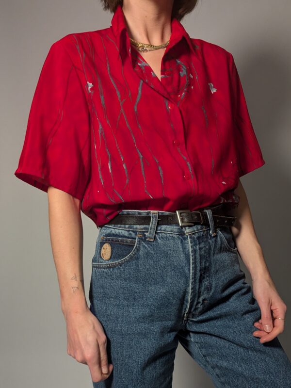 Rode vintage blouse met korte mouwen, glanzende lijnendetails en rechte soepele pasvorm.