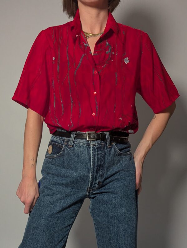 Ruby line - 02 Rode vintage blouse met korte mouwen, glanzende lijnendetails en rechte soepele pasvorm.