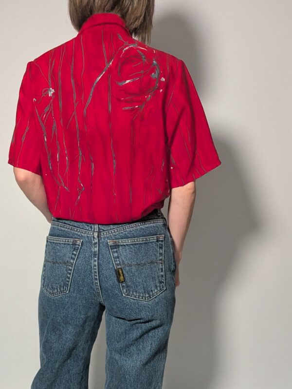 Ruby line - 03 Rode vintage blouse met korte mouwen, glanzende lijnendetails en rechte soepele pasvorm.