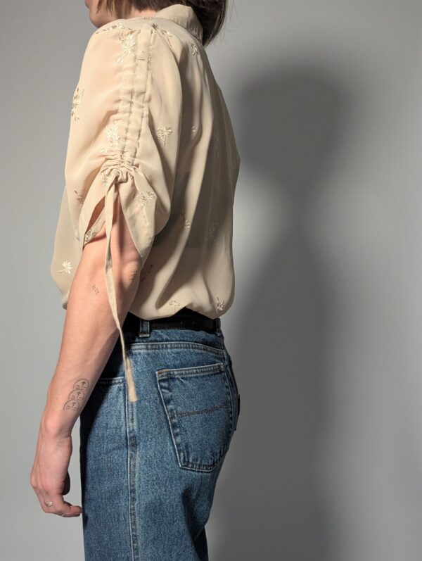 Sand whisper - 03 Semi-transparante vintage blouse in zandtint met geborduurde bloemetjes, korte mouwen en luchtige pasvorm.