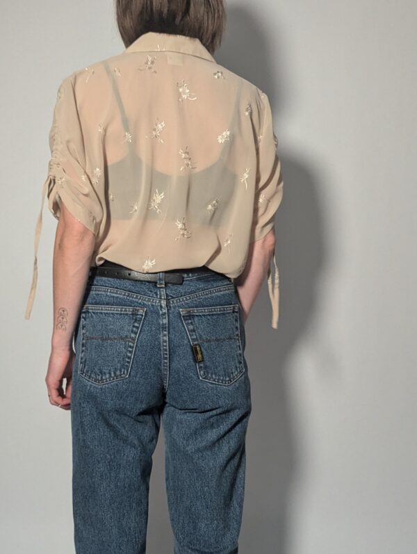 Sand whisper - 04 Semi-transparante vintage blouse in zandtint met geborduurde bloemetjes, korte mouwen en luchtige pasvorm.