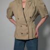 Zandkleurige vintage blouse-blazer met korte mouwen, double-breasted sluiting en getailleerde pasvorm.