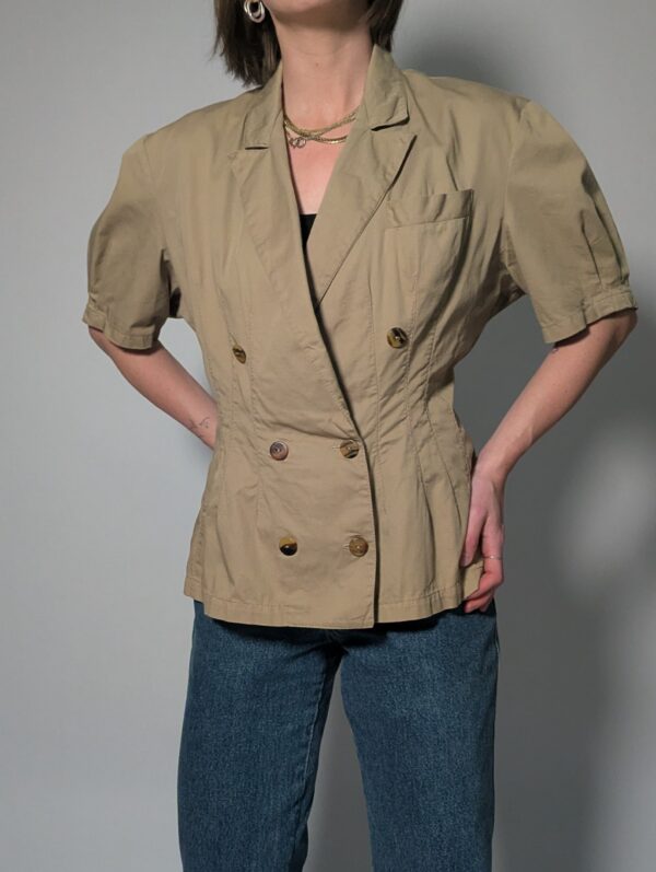 Zandkleurige vintage blouse-blazer met korte mouwen, double-breasted sluiting en getailleerde pasvorm.