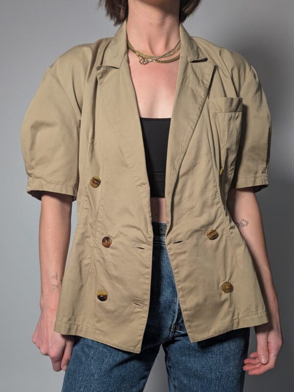 Zandkleurige vintage blouse-blazer met korte mouwen, double-breasted sluiting en getailleerde pasvorm.