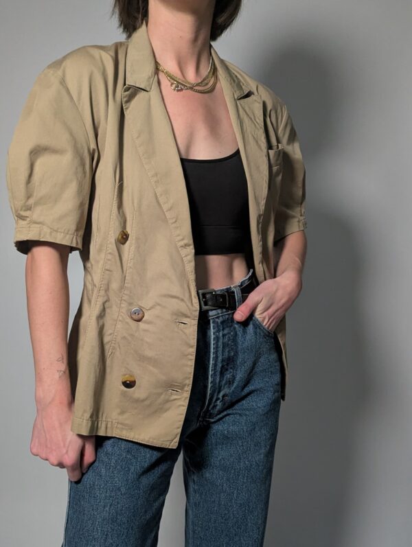 Zandkleurige vintage blouse-blazer met korte mouwen, double-breasted sluiting en getailleerde pasvorm.