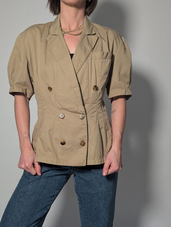 Zandkleurige vintage blouse-blazer met korte mouwen, double-breasted sluiting en getailleerde pasvorm.
