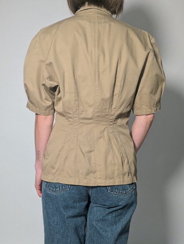 Zandkleurige vintage blouse-blazer met korte mouwen, double-breasted sluiting en getailleerde pasvorm.