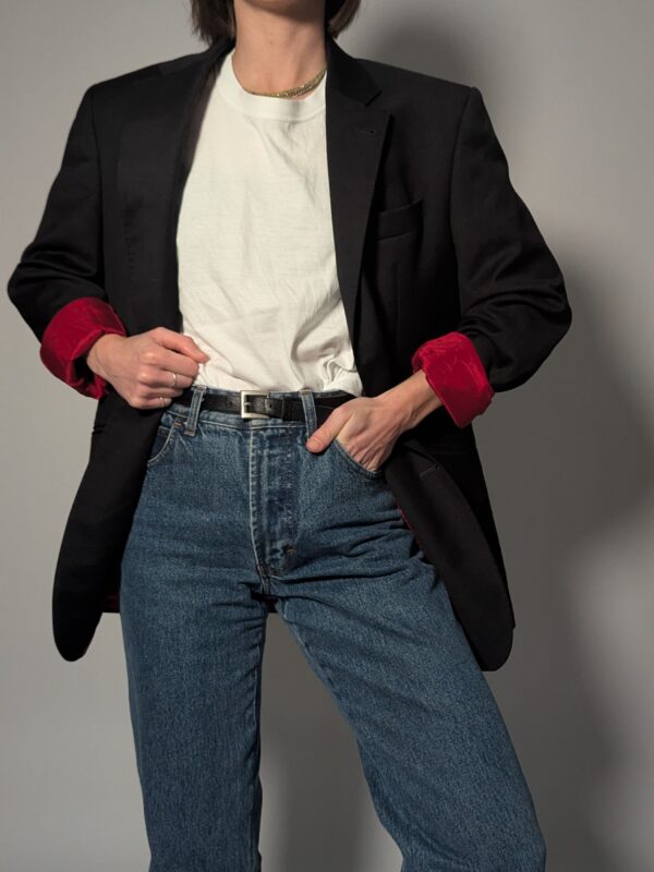 Vintage blazer in heel donker antraciet met rechte oversized fit en opvallende rode voering.