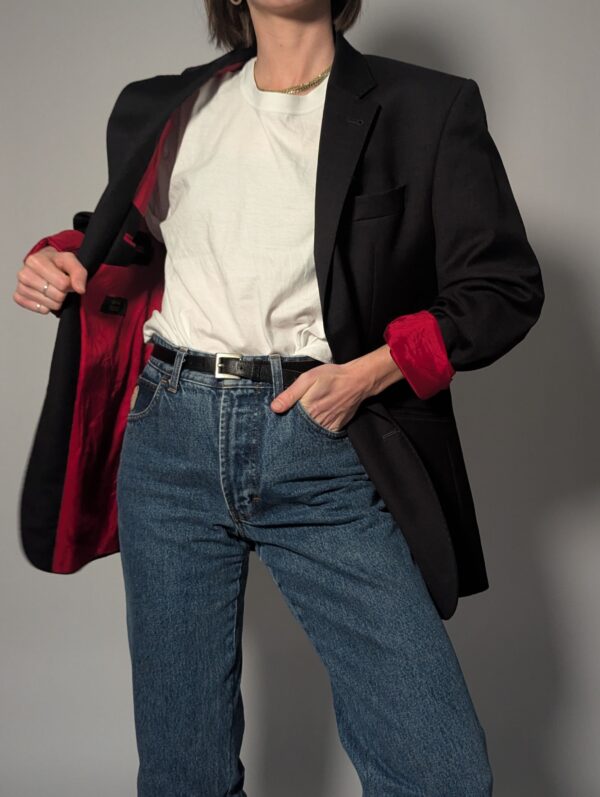 Vintage blazer in heel donker antraciet met rechte oversized fit en opvallende rode voering.
