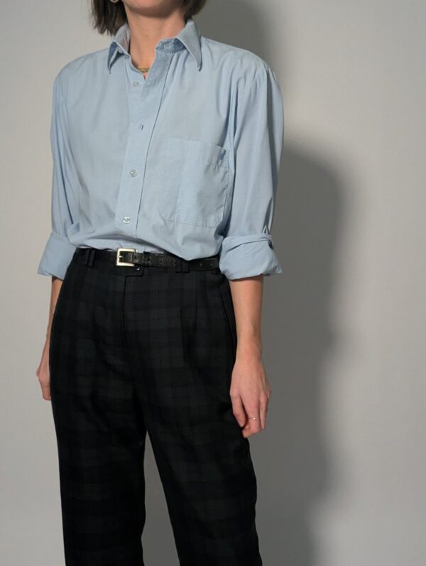 Lichtblauwe vintage blouse met lange mouwen, klassieke kraag, borstzak en rechte relaxte pasvorm.