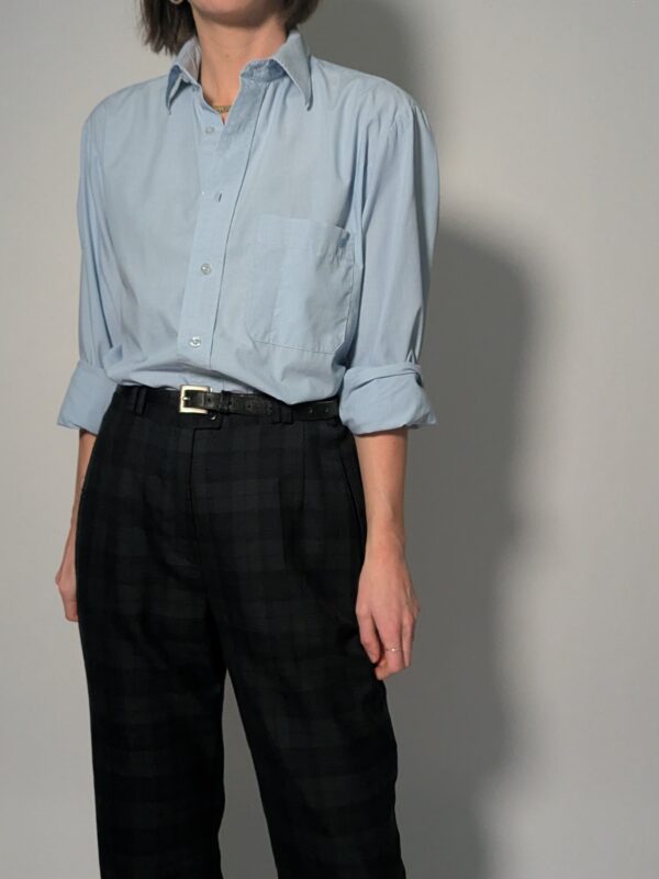 Lichtblauwe vintage blouse met lange mouwen, klassieke kraag, borstzak en rechte relaxte pasvorm.