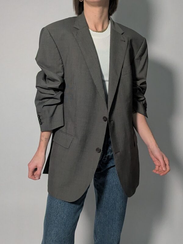 Taupekleurige vintage oversized blazer met fijne pinstripe, rechte langere fit en klassieke revers.