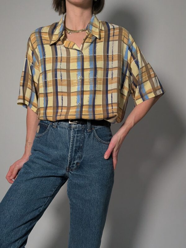 Vintage plaid blouse met korte mouwen in geel, blauw en bruin met rechte relaxte pasvorm.