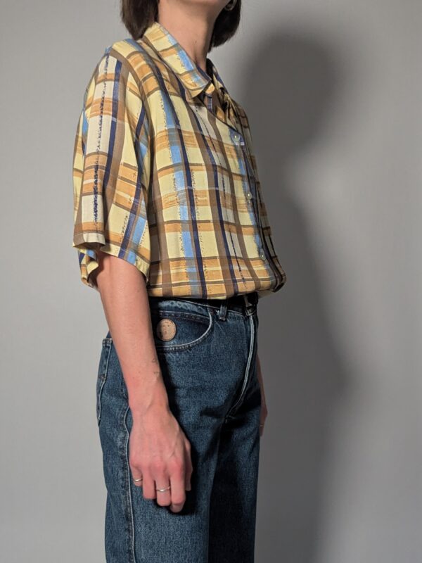 Vintage plaid blouse met korte mouwen in geel, blauw en bruin met rechte relaxte pasvorm.