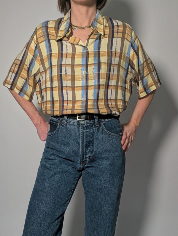 Vintage plaid blouse met korte mouwen in geel, blauw en bruin met rechte relaxte pasvorm.