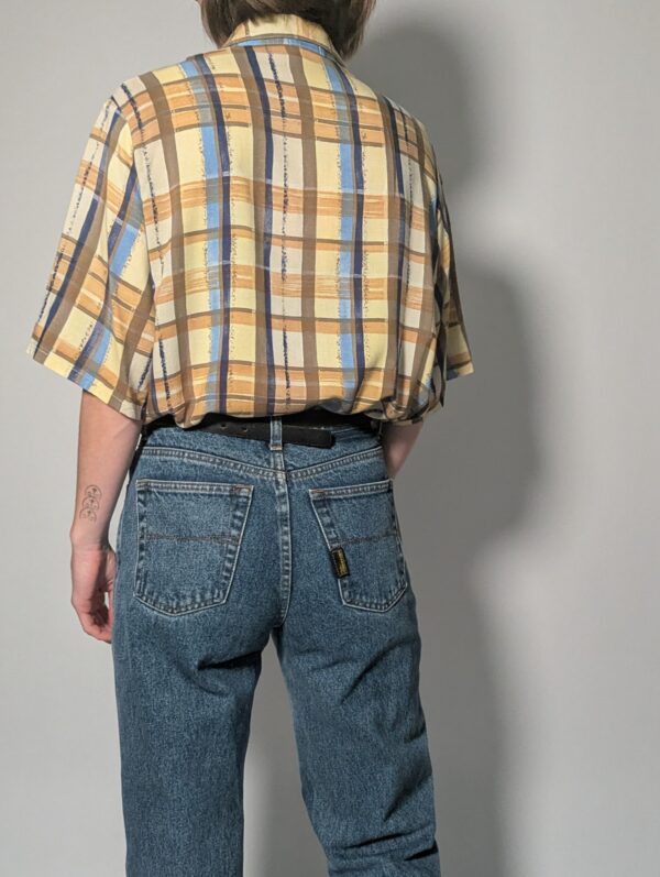 Vintage plaid blouse met korte mouwen in geel, blauw en bruin met rechte relaxte pasvorm.