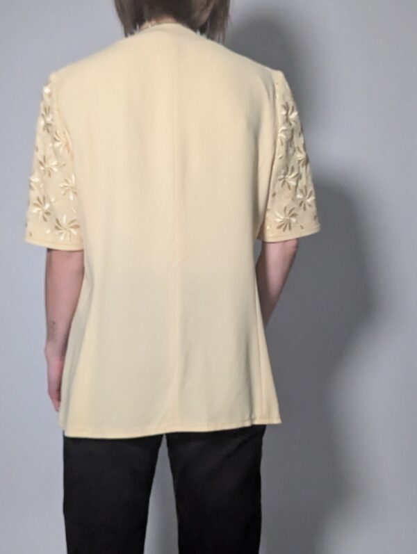Vintage lichtgele blazer met korte mouwen met bloemenkant, diepe V-hals en lange getailleerde pasvorm.