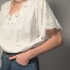 Witte vintage blouse met korte mouwen, broderie details en sierlijke V-hals.