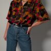 Vintage blouse met korte mouwen en abstracte print in amber, bordeaux, zwart en dieprode tinten.