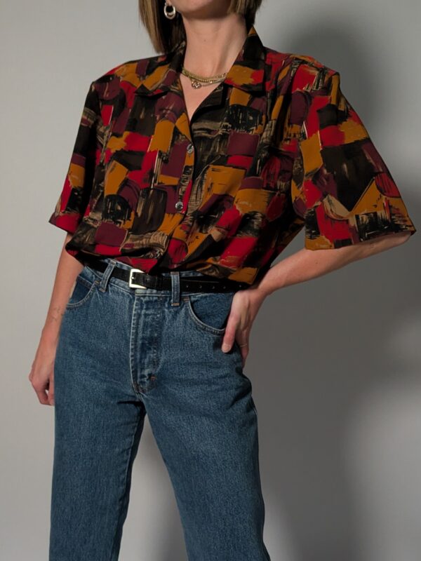 Vintage blouse met korte mouwen en abstracte print in amber, bordeaux, zwart en dieprode tinten.