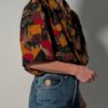 Vintage blouse met korte mouwen en abstracte print in amber, bordeaux, zwart en dieprode tinten.