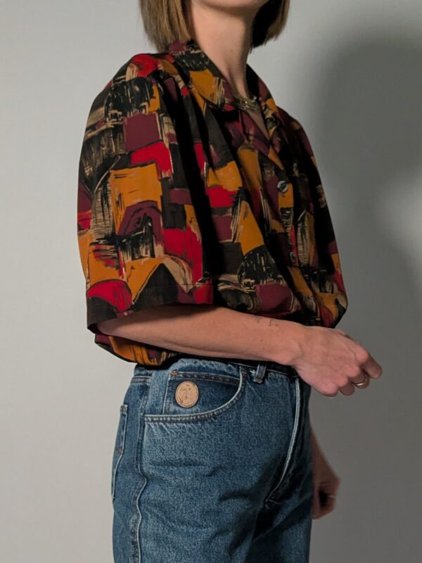 Vintage blouse met korte mouwen en abstracte print in amber, bordeaux, zwart en dieprode tinten.