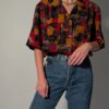 Vintage blouse met korte mouwen en abstracte print in amber, bordeaux, zwart en dieprode tinten.