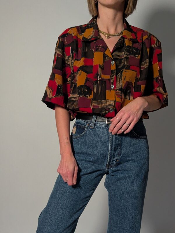 Vintage blouse met korte mouwen en abstracte print in amber, bordeaux, zwart en dieprode tinten.