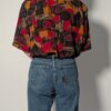 Vintage blouse met korte mouwen en abstracte print in amber, bordeaux, zwart en dieprode tinten.
