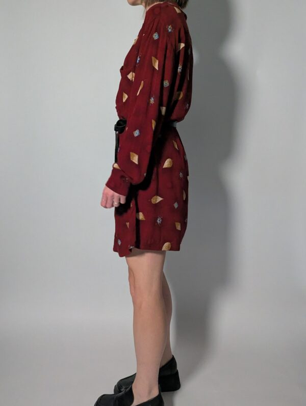 Berry leaf 04 Vintage bordeauxrode jurk met lange mouwen, knoopsluiting en subtiele print van blaadjes en kleine bloemdetails, zonder riem.