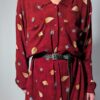 Berry leaf 05 Vintage bordeauxrode jurk met lange mouwen, knoopsluiting en subtiele print van blaadjes en kleine bloemdetails, zonder riem.