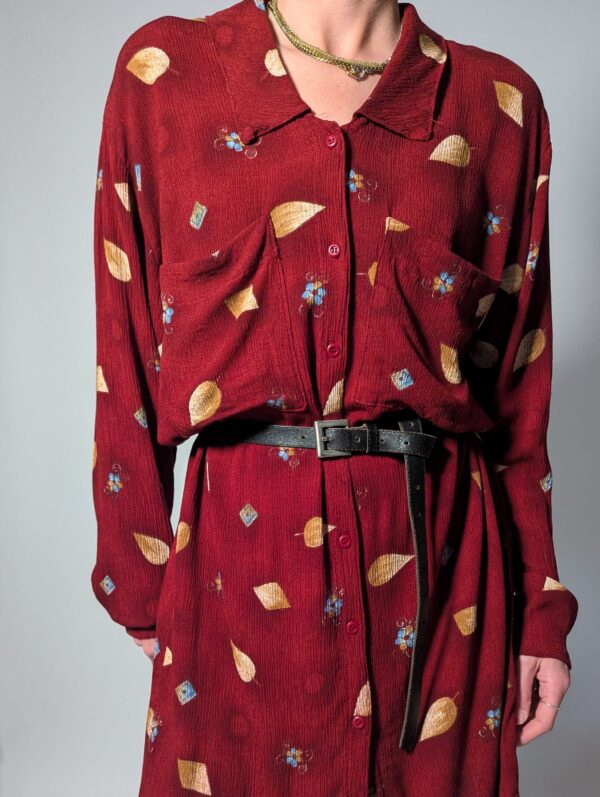 Berry leaf 05 Vintage bordeauxrode jurk met lange mouwen, knoopsluiting en subtiele print van blaadjes en kleine bloemdetails, zonder riem.
