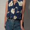 Vintage lange mouwloze blouse in diepblauw met grote bloemenprint in crème en opvallende paarse knopen.