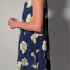 Vintage lange mouwloze blouse in diepblauw met grote bloemenprint in crème en opvallende paarse knopen.