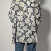 Vintage openvallend jasje in diepblauw met grote bloemenprint in crème en grijsgroene tinten.