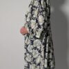 Vintage openvallend jasje in diepblauw met grote bloemenprint in crème en grijsgroene tinten.