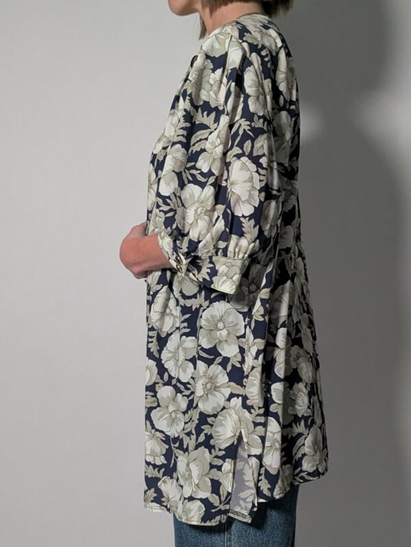 Vintage openvallend jasje in diepblauw met grote bloemenprint in crème en grijsgroene tinten.