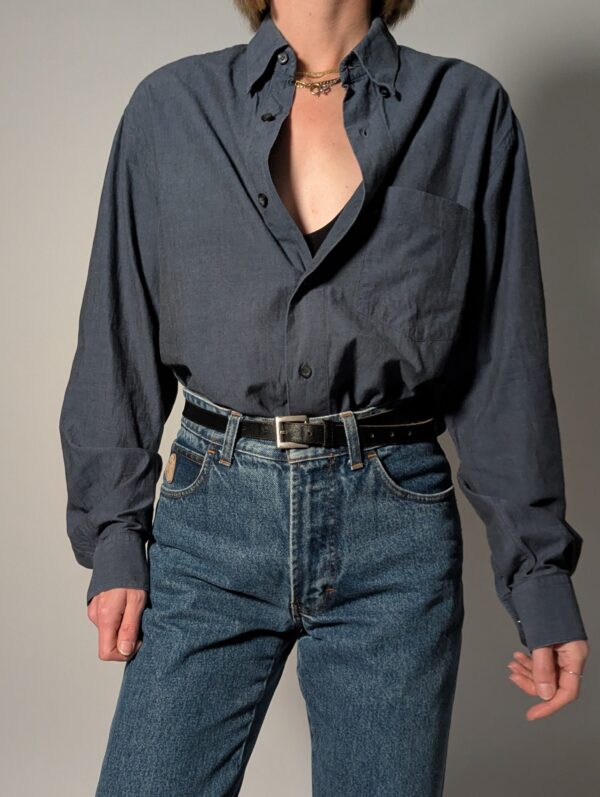 Vintage Hugo Boss blouse in blauwgrijze tint met lange mouwen, borstzak en relaxte pasvorm.