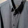 Vintage Hugo Boss blouse in blauwgrijze tint met lange mouwen, borstzak en relaxte pasvorm.