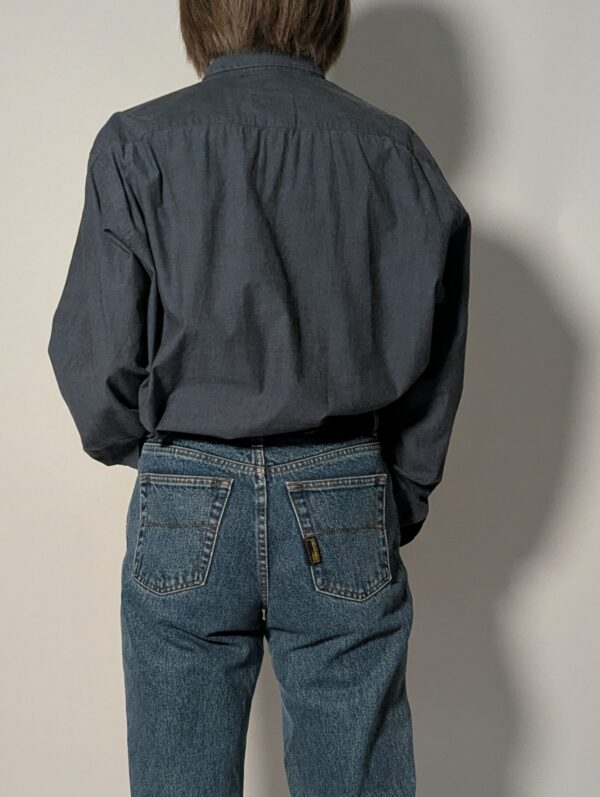 Vintage Hugo Boss blouse in blauwgrijze tint met lange mouwen, borstzak en relaxte pasvorm.