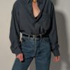 Vintage Hugo Boss blouse in blauwgrijze tint met lange mouwen, borstzak en relaxte pasvorm.