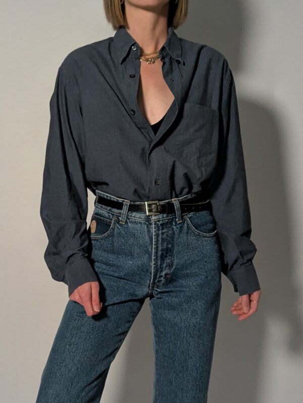 Vintage Hugo Boss blouse in blauwgrijze tint met lange mouwen, borstzak en relaxte pasvorm.