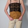Vintage top met spaghettibandjes, goudbruine glanzende stof en zwarte kanten bovenlaag.