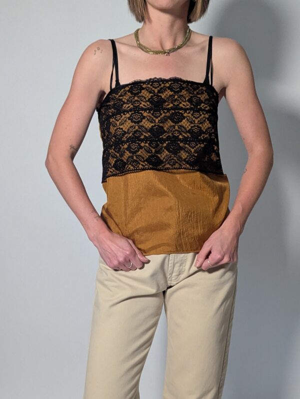 Vintage top met spaghettibandjes, goudbruine glanzende stof en zwarte kanten bovenlaag.