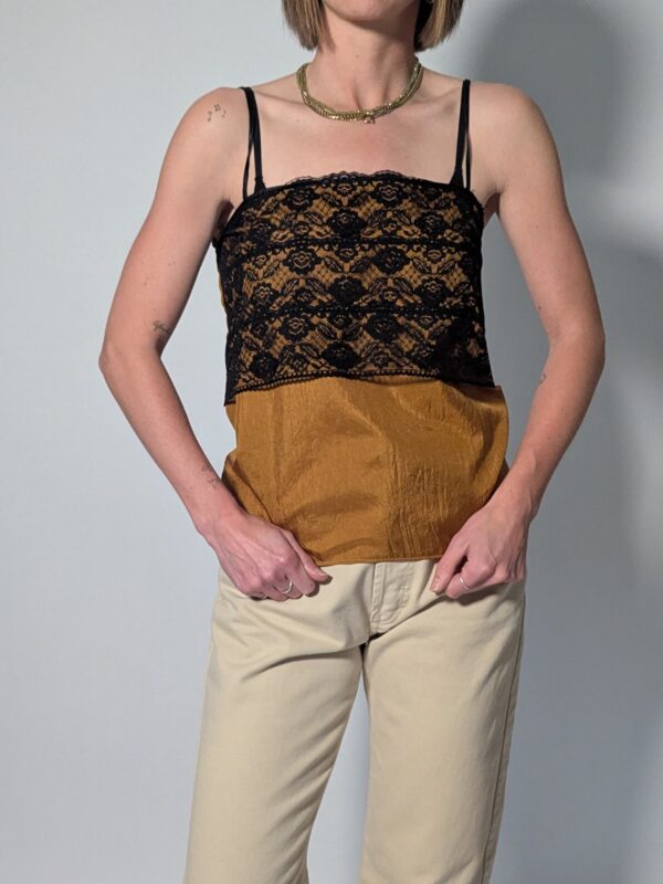 Vintage top met spaghettibandjes, goudbruine glanzende stof en zwarte kanten bovenlaag.