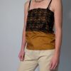 Vintage top met spaghettibandjes, goudbruine glanzende stof en zwarte kanten bovenlaag.